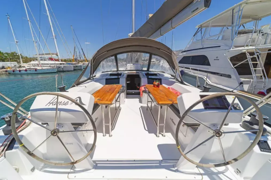 Sailing yacht 