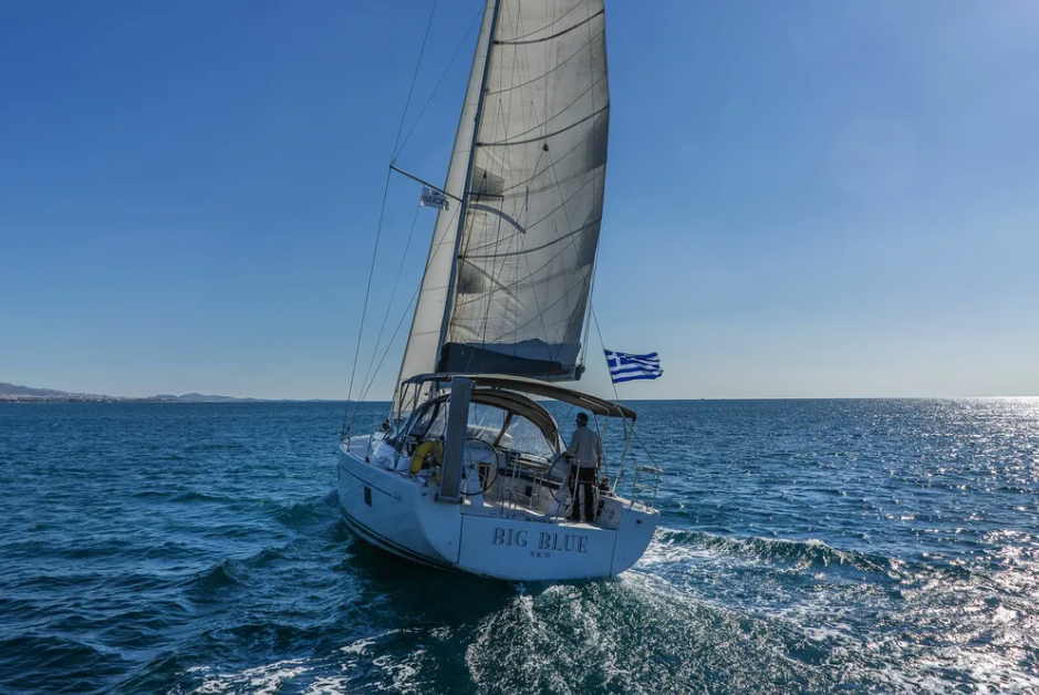 Sailing yacht 