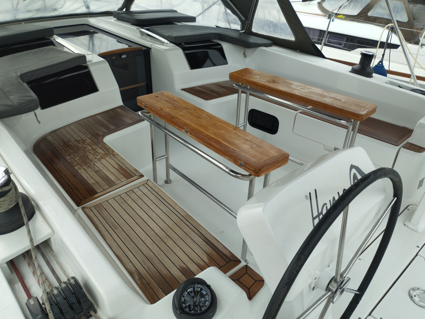 Sailing yacht 