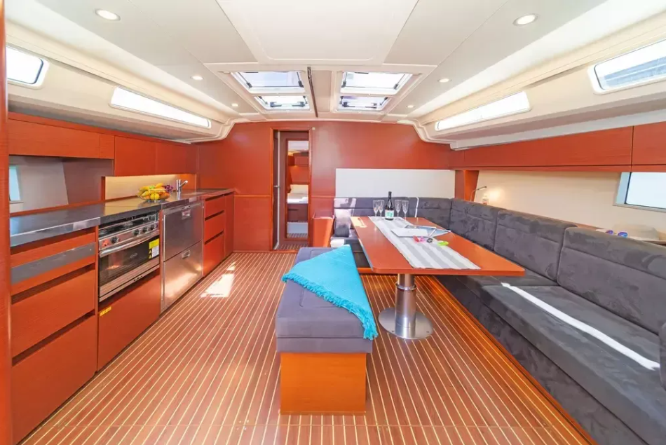 Sailing yacht 