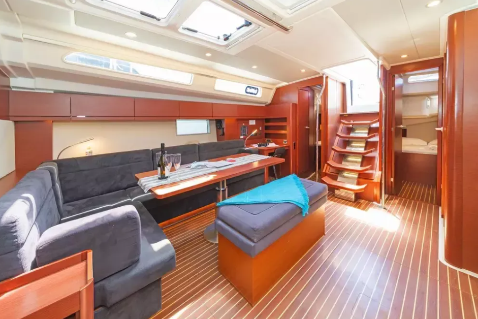Sailing yacht 