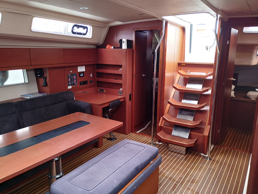 Sailing yacht 