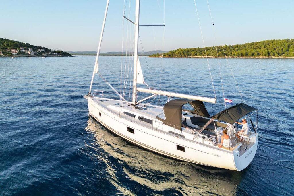 Sailing yacht 