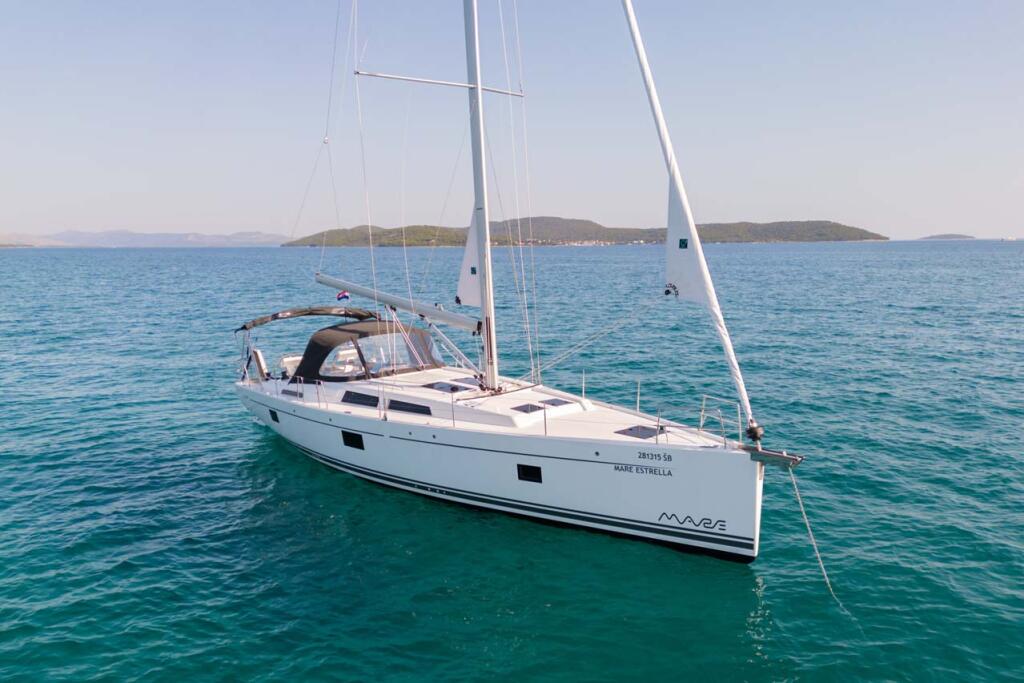 Sailing yacht 