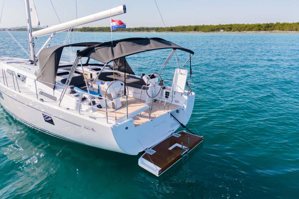 Sailing yacht 