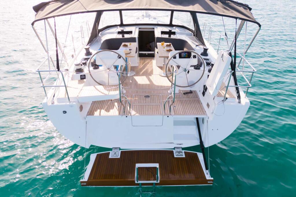 Sailing yacht 