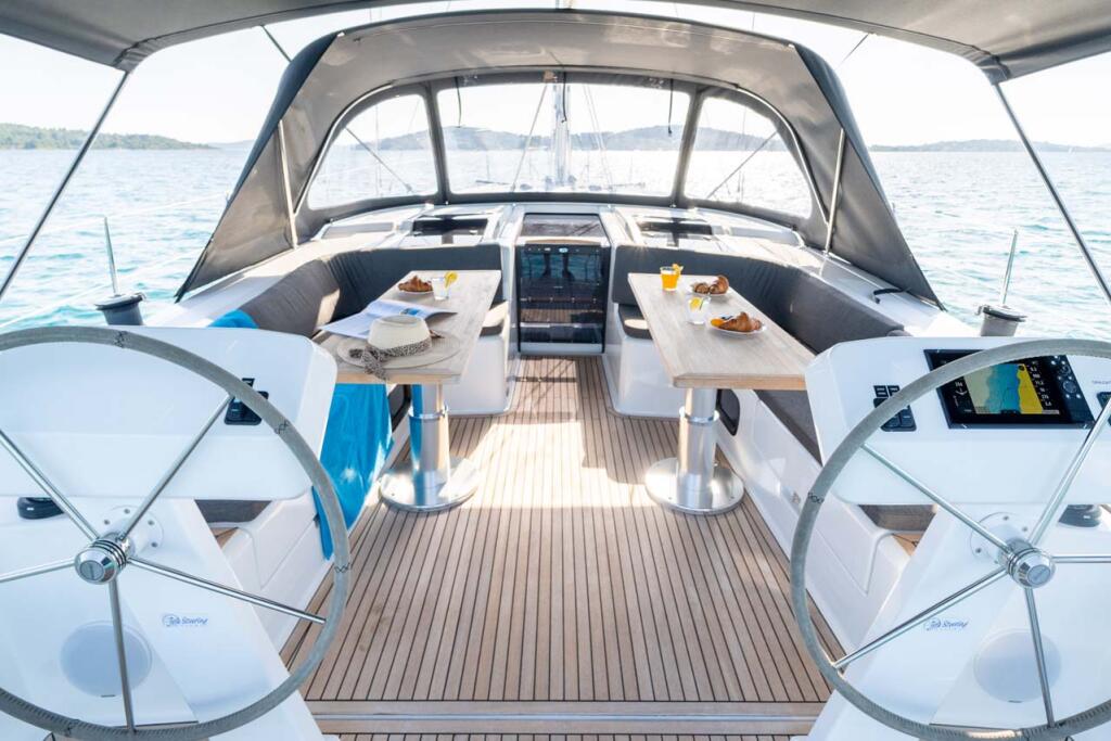 Sailing yacht 