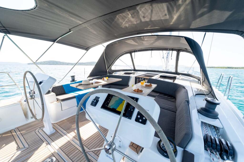 Sailing yacht 