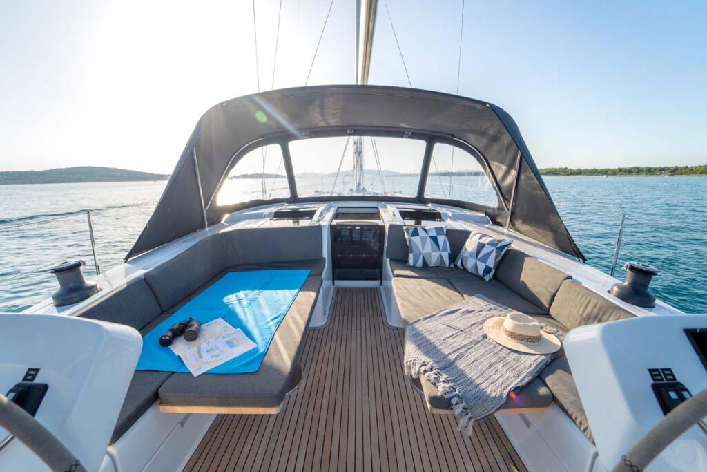 Sailing yacht 