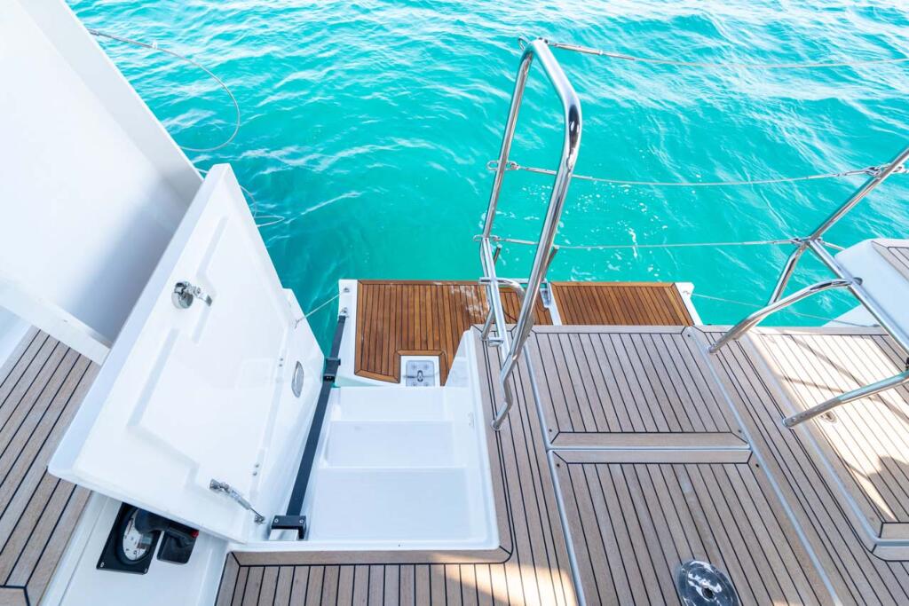 Sailing yacht 