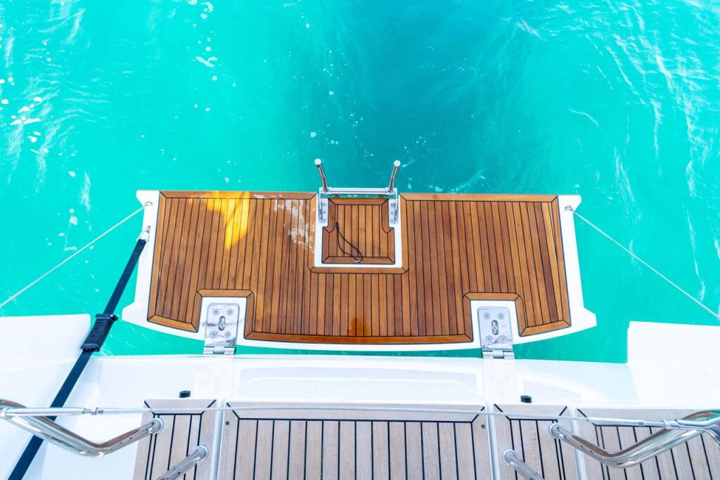 Sailing yacht 