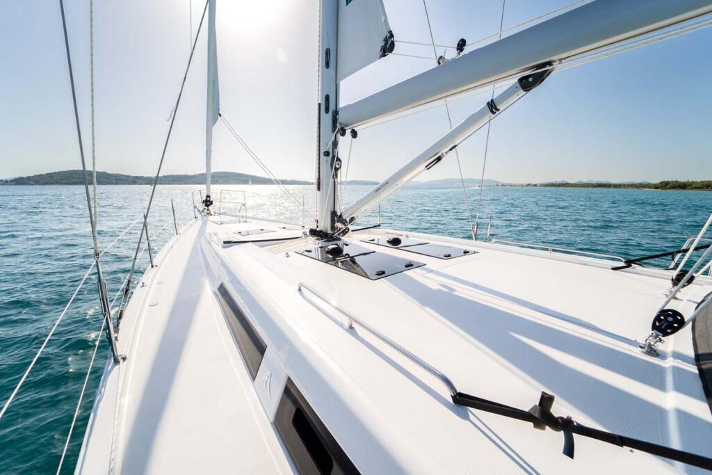 Sailing yacht 