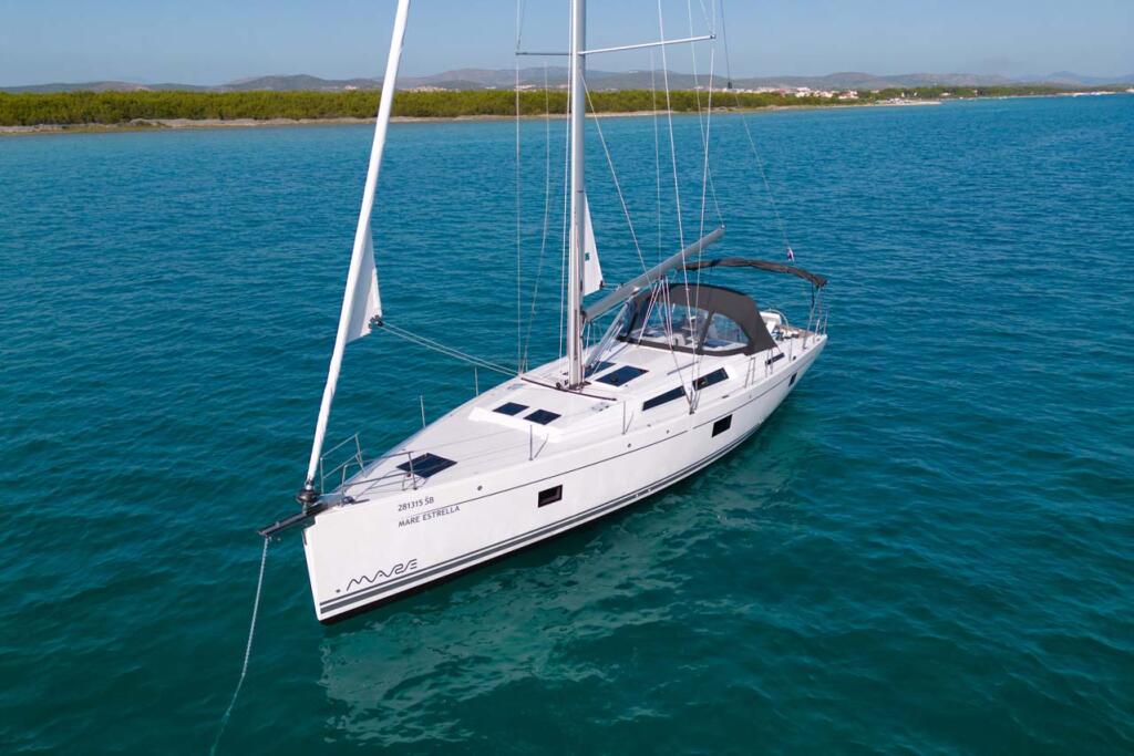 Sailing yacht 