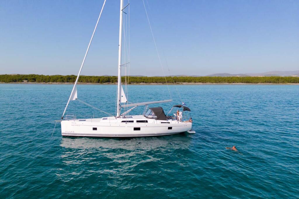 Sailing yacht 