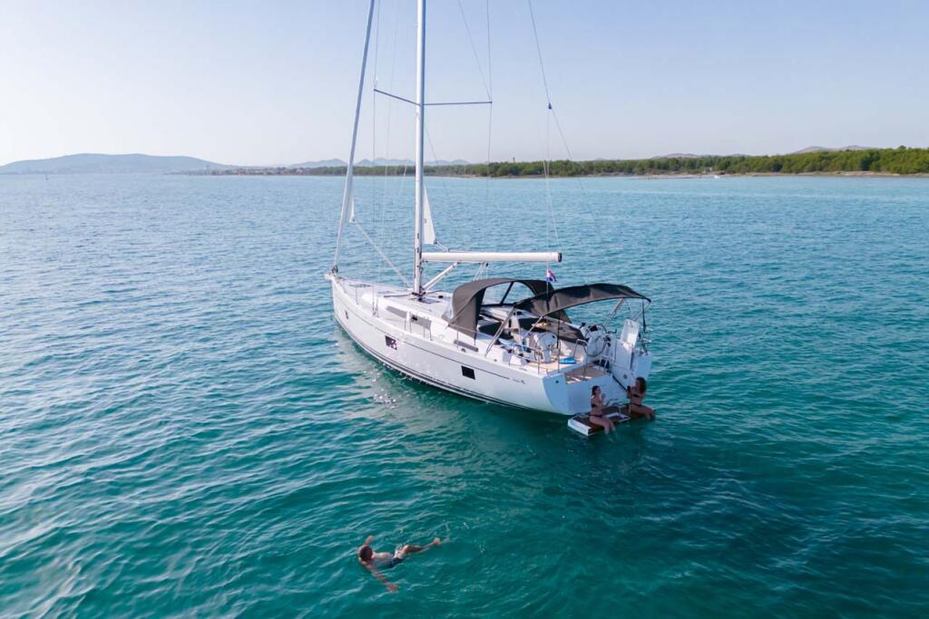 Sailing yacht 