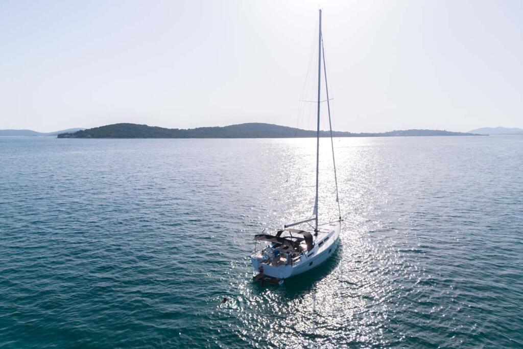 Sailing yacht 