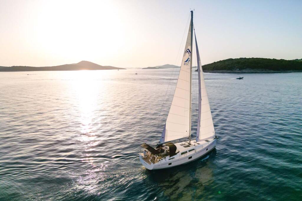Sailing yacht 