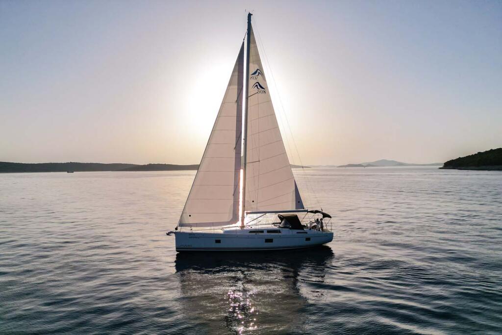 Sailing yacht 