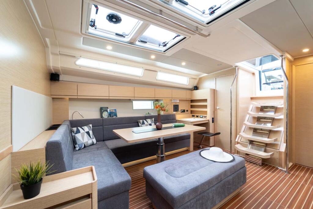Sailing yacht 