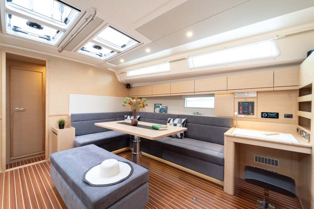 Sailing yacht 