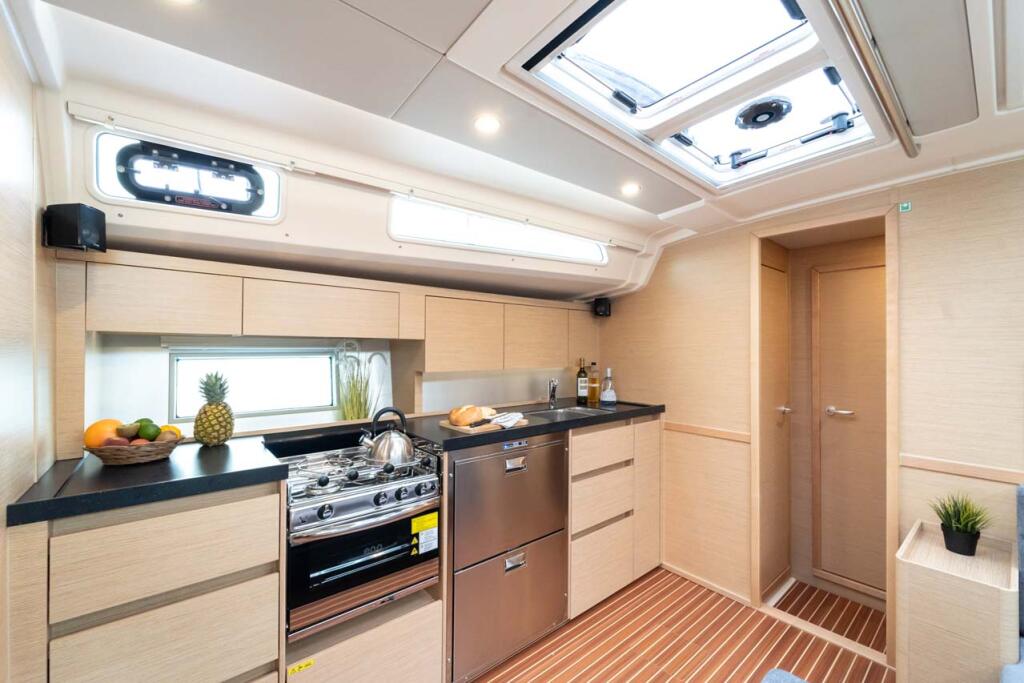 Sailing yacht 