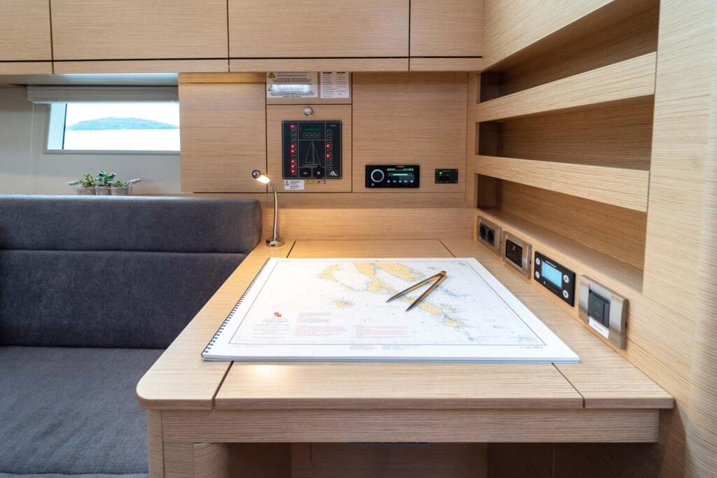 Sailing yacht 