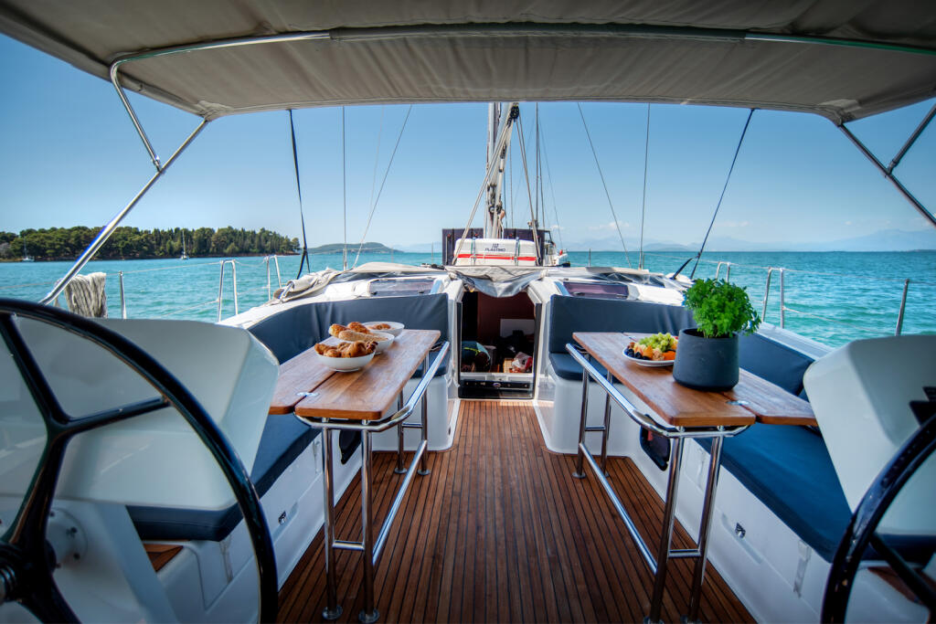 Sailing yacht 