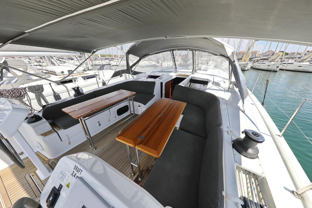 Sailing yacht 