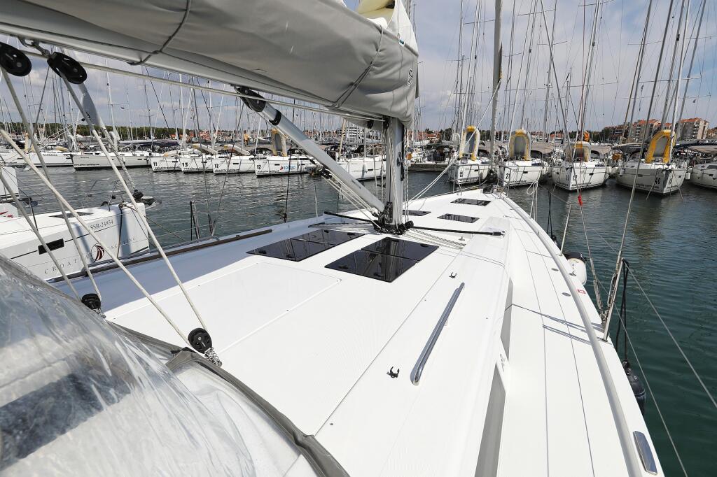 Sailing yacht 