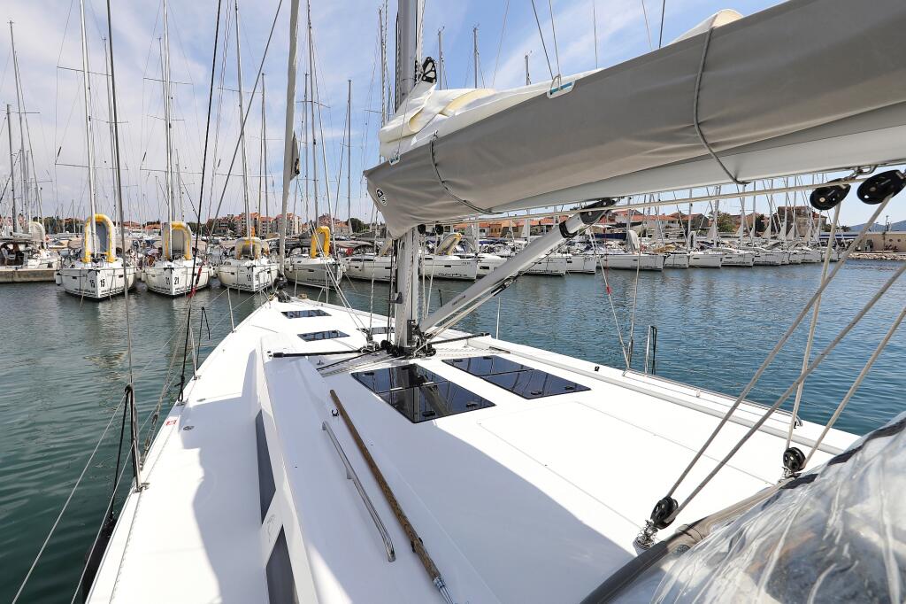 Sailing yacht 