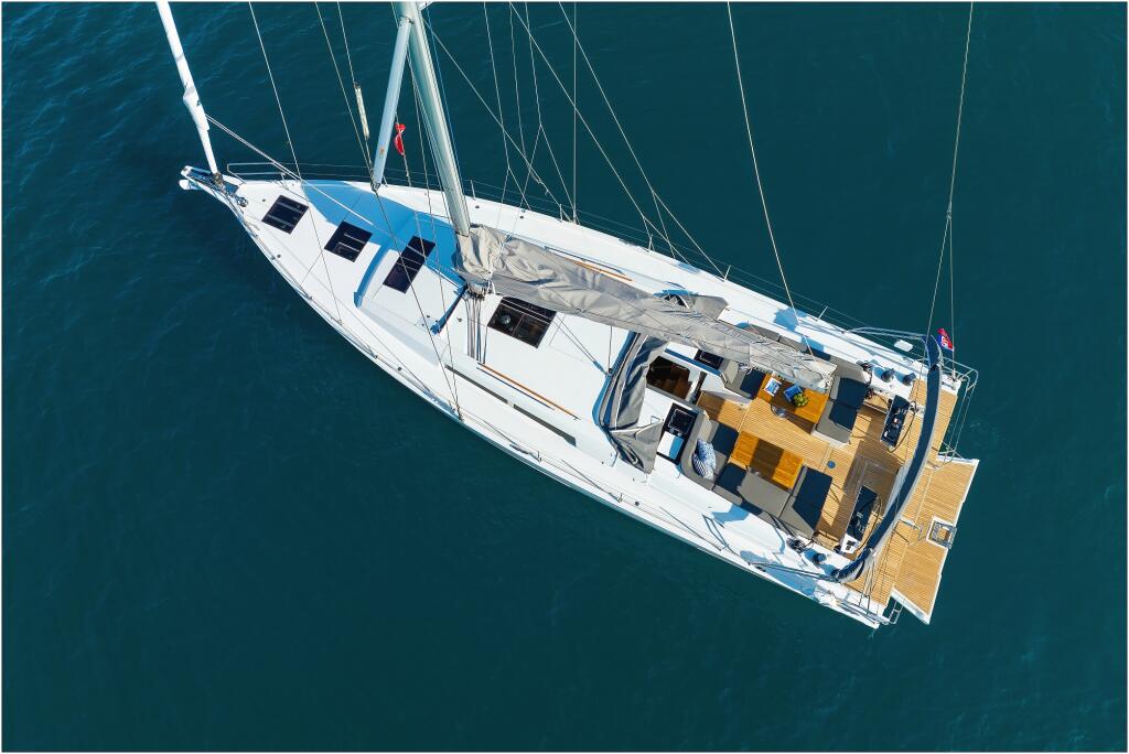 Sailing yacht 