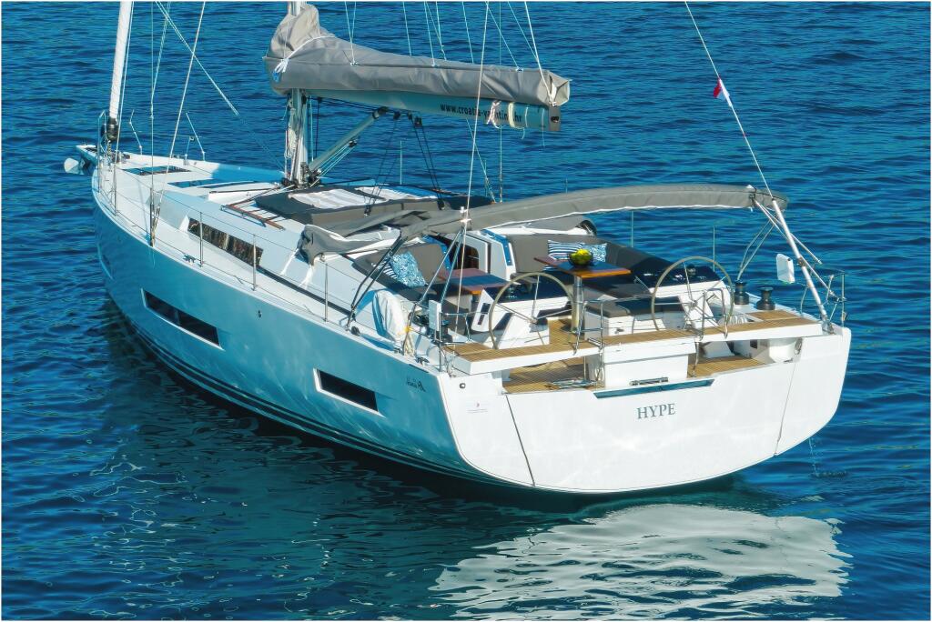 Sailing yacht 