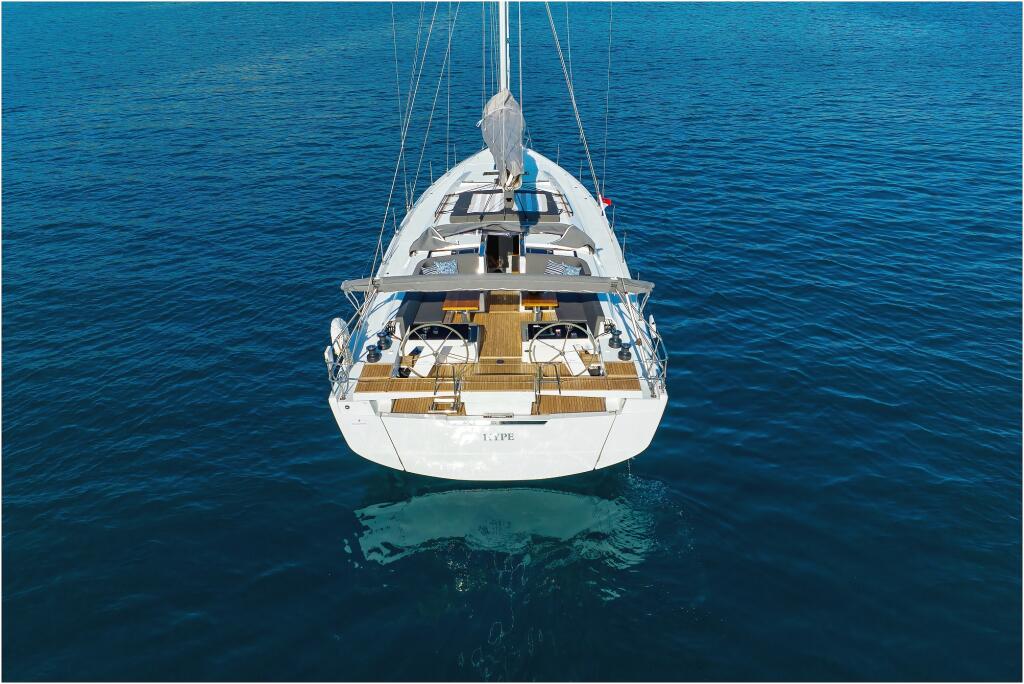 Sailing yacht 