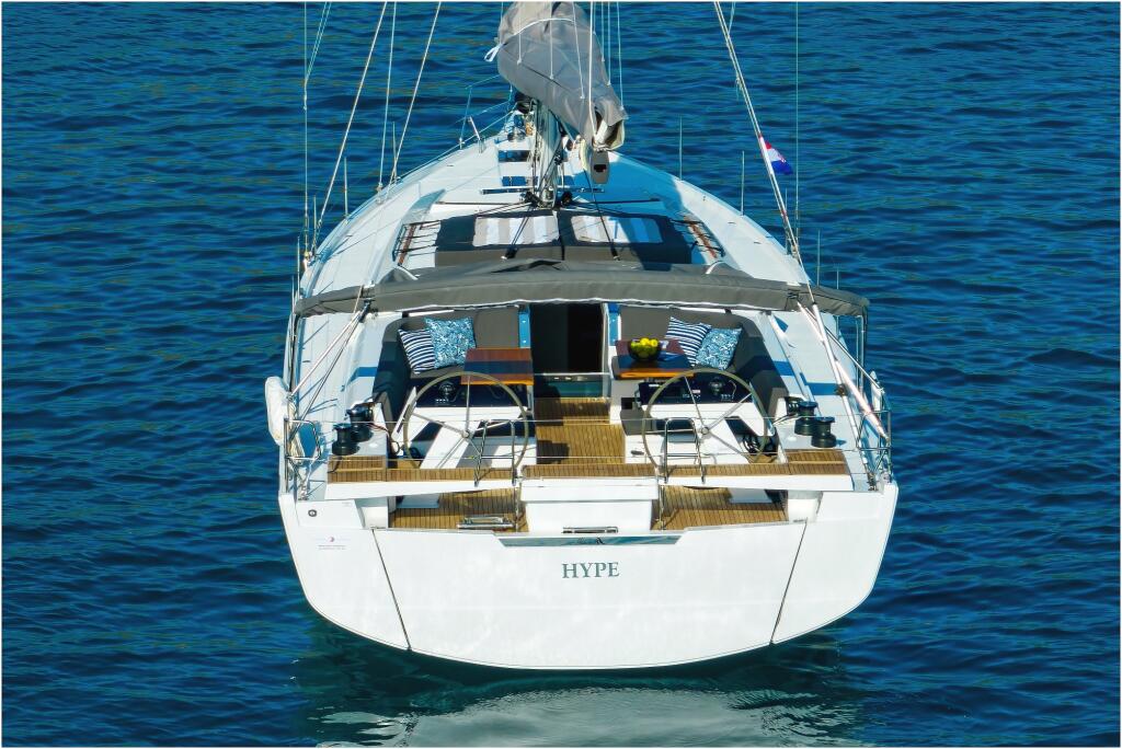 Sailing yacht 