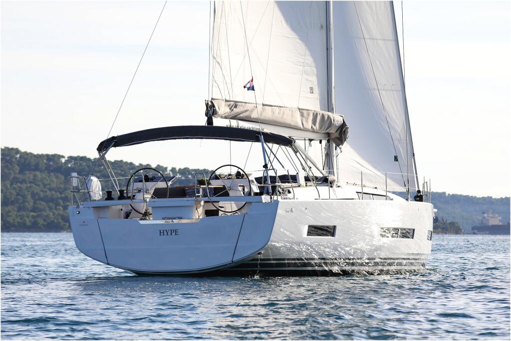 Sailing yacht 