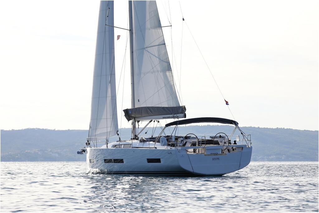Sailing yacht 
