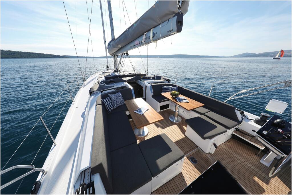 Sailing yacht 