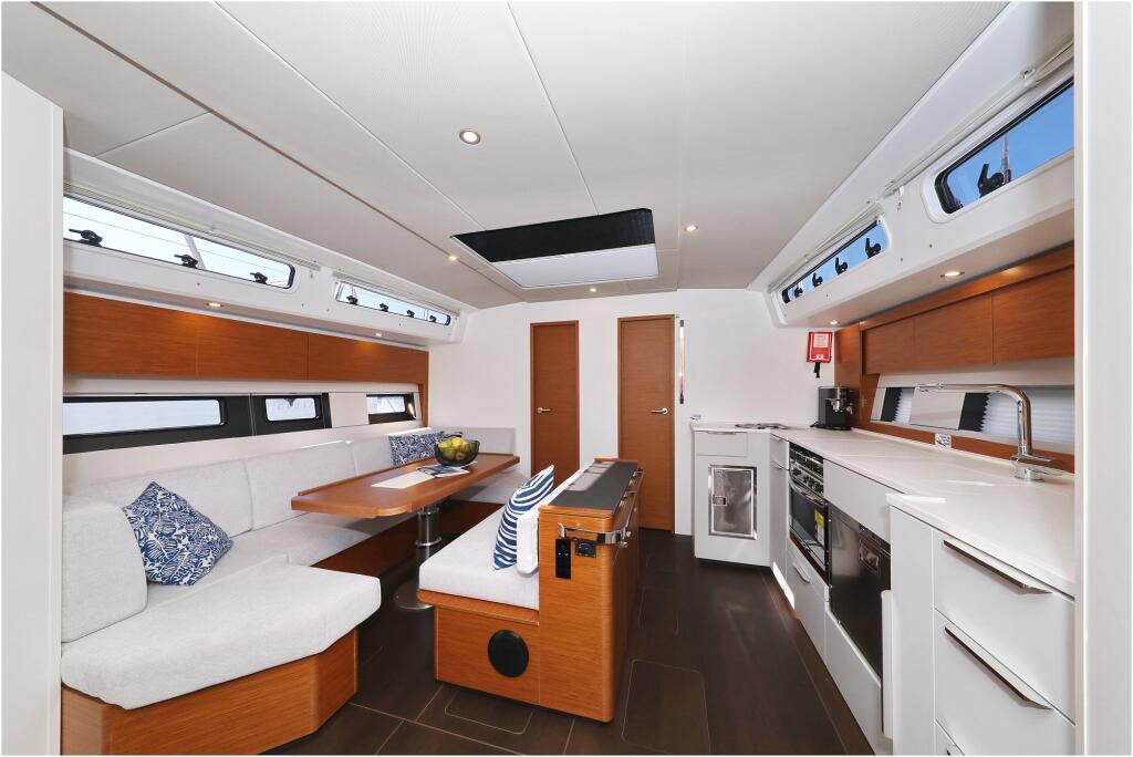 Sailing yacht 