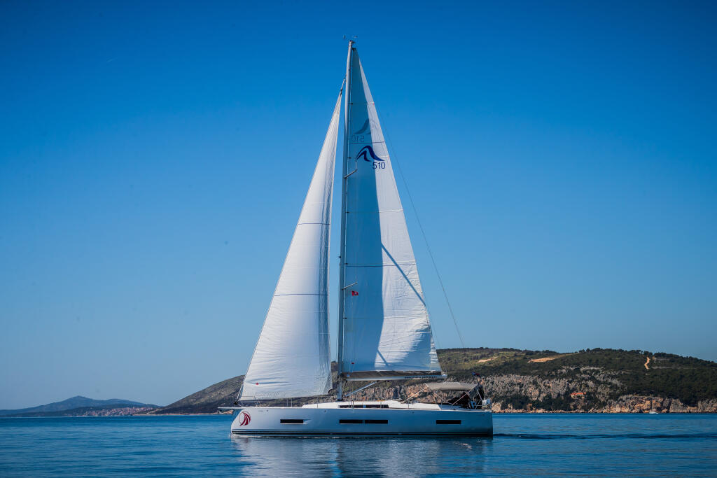 Sailing yacht 