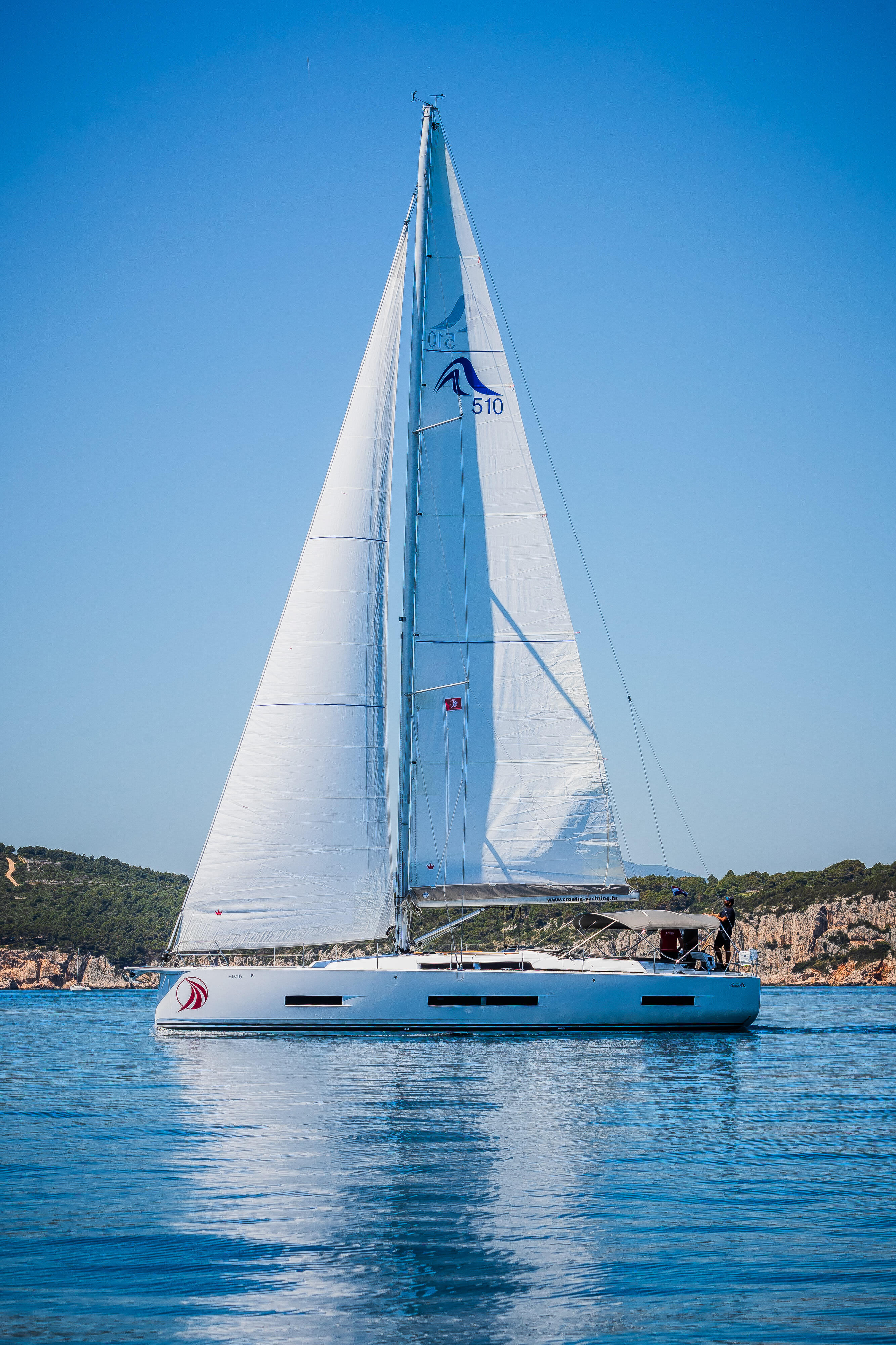 Sailing yacht 