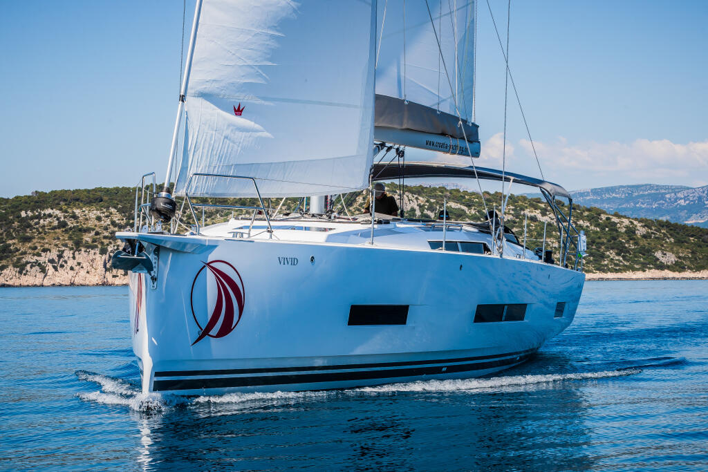 Sailing yacht 