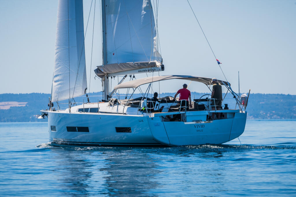 Sailing yacht 