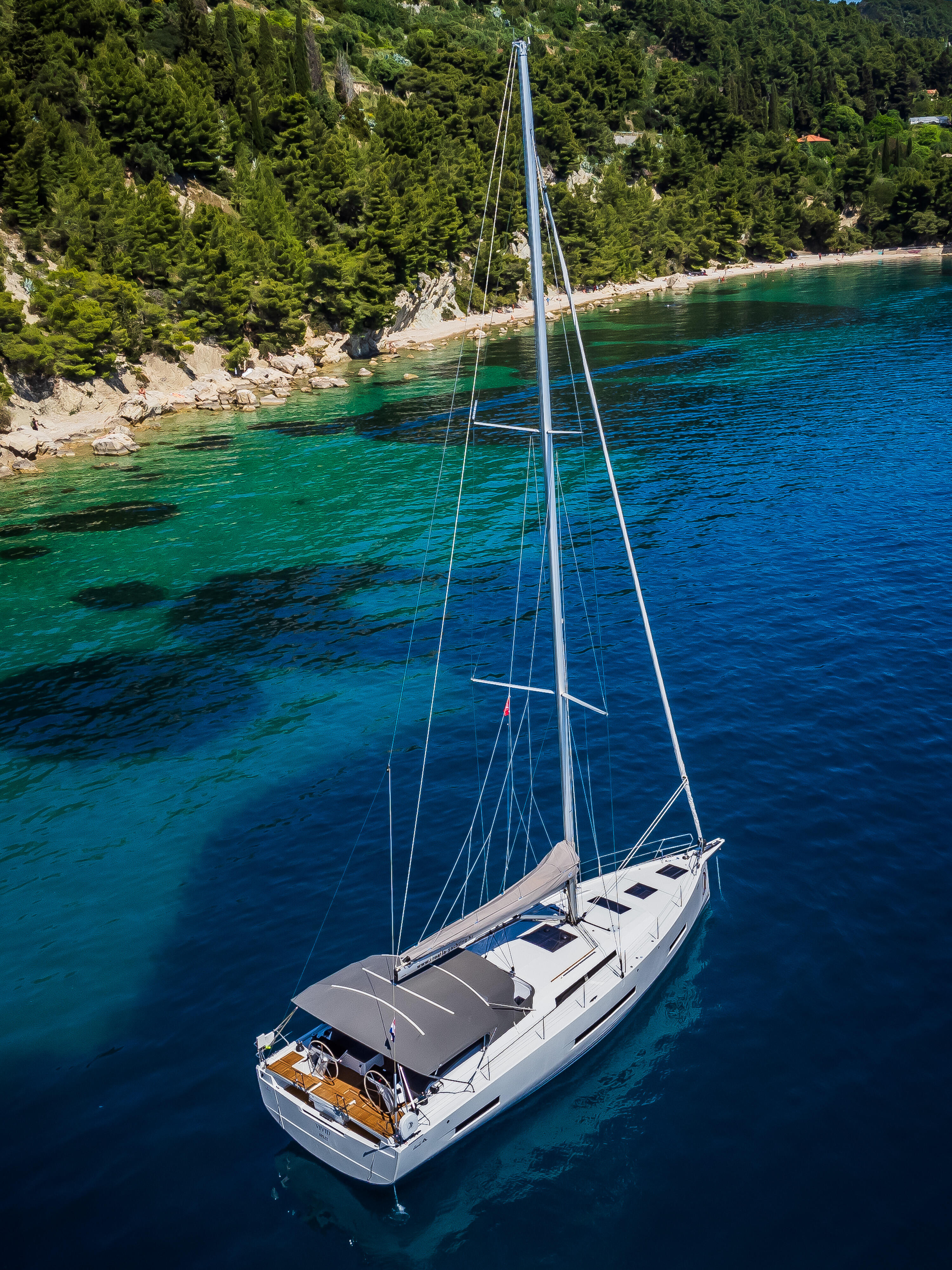 Sailing yacht 