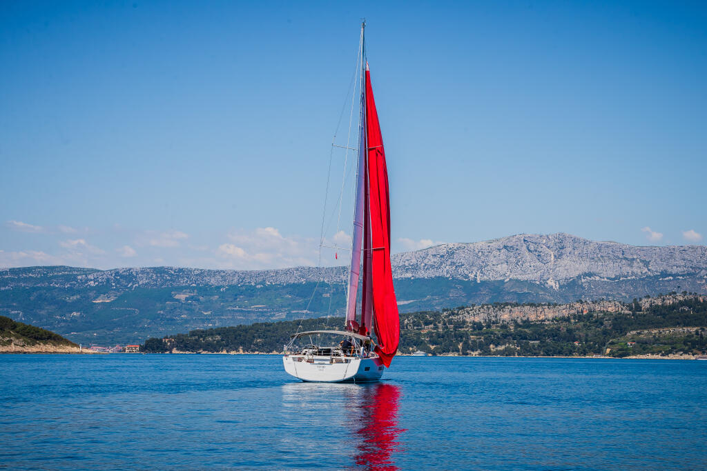 Sailing yacht 