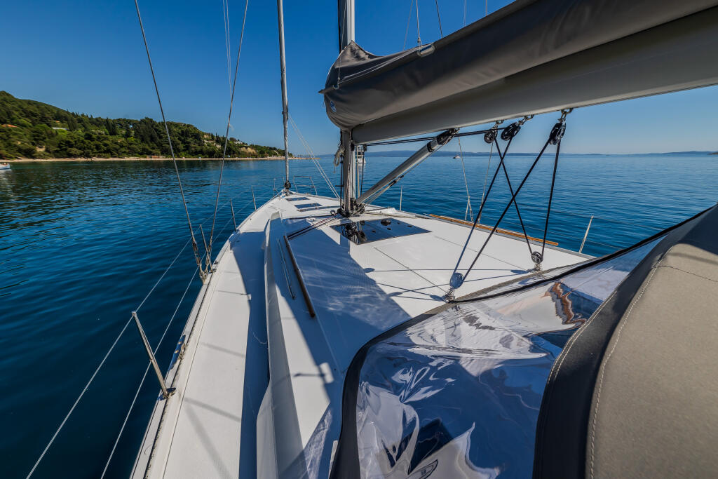 Sailing yacht 
