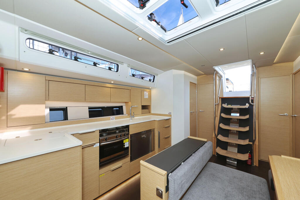 Sailing yacht 