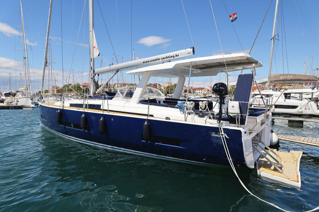 Sailing yacht 