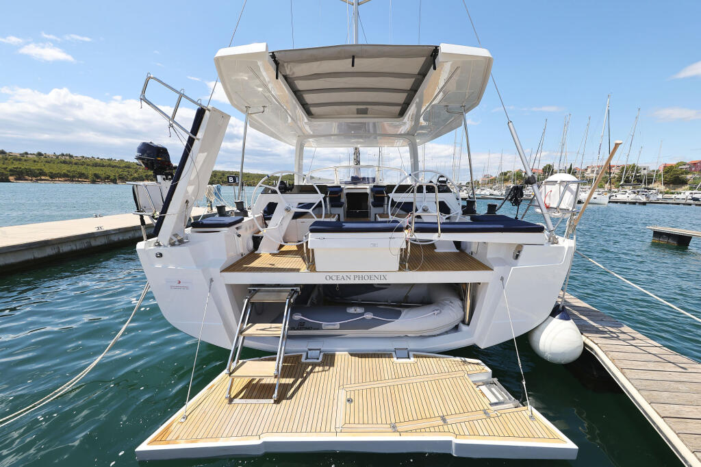 Sailing yacht 