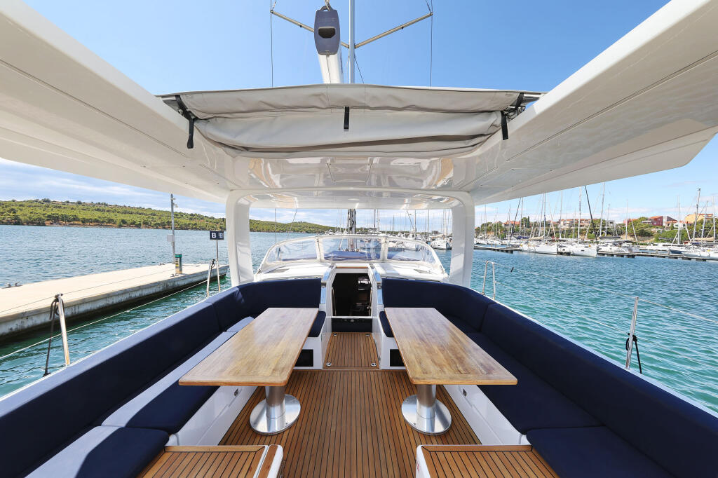 Sailing yacht 