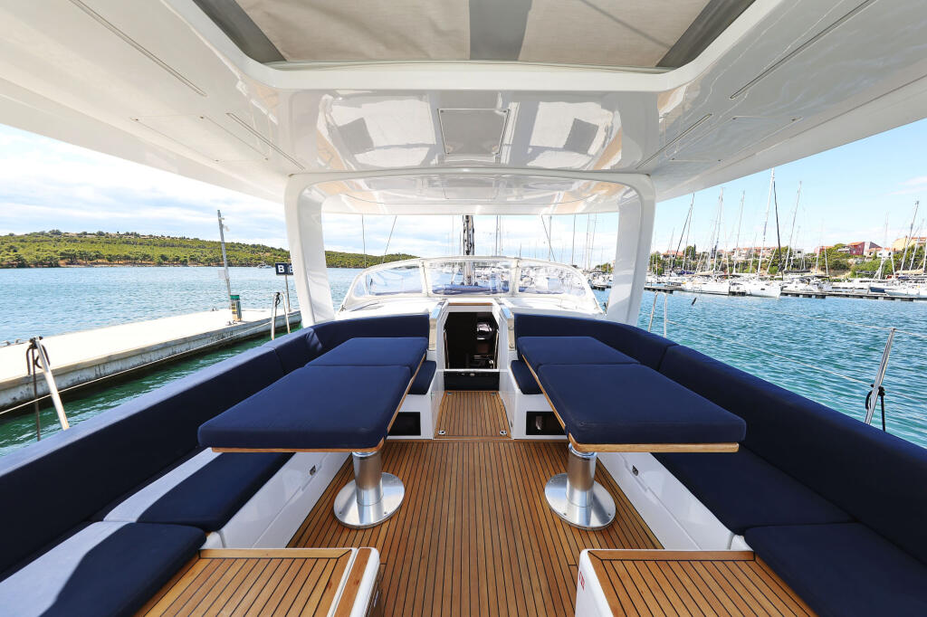 Sailing yacht 